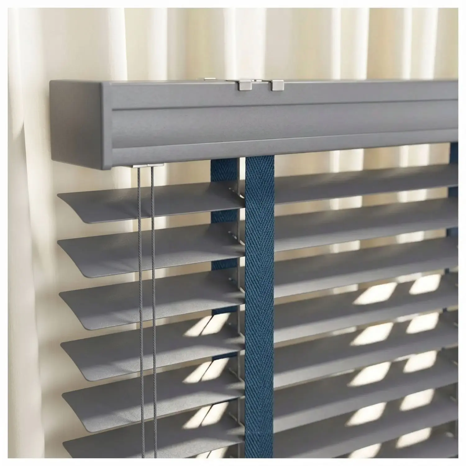Żaluzja aluminiowa 50mm perforowana, redukcja odblasków, montaż sufitowy, drabinka sznurkowa, do biura
