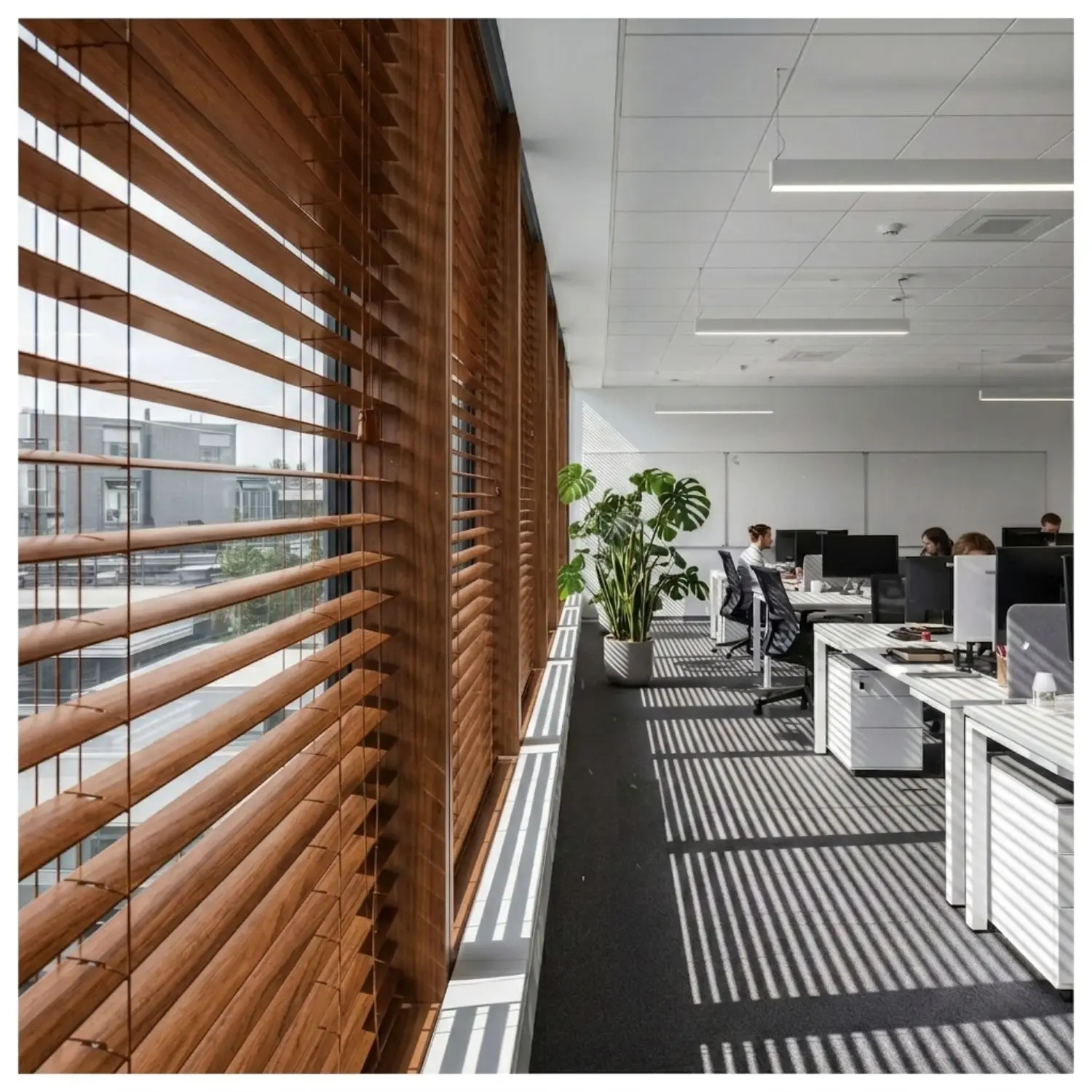 Żaluzje aluminiowe 50mm z szeroką drabinką taśmową 25mm, nowoczesny design, montaż inwazyjny, rynna 58x50mm